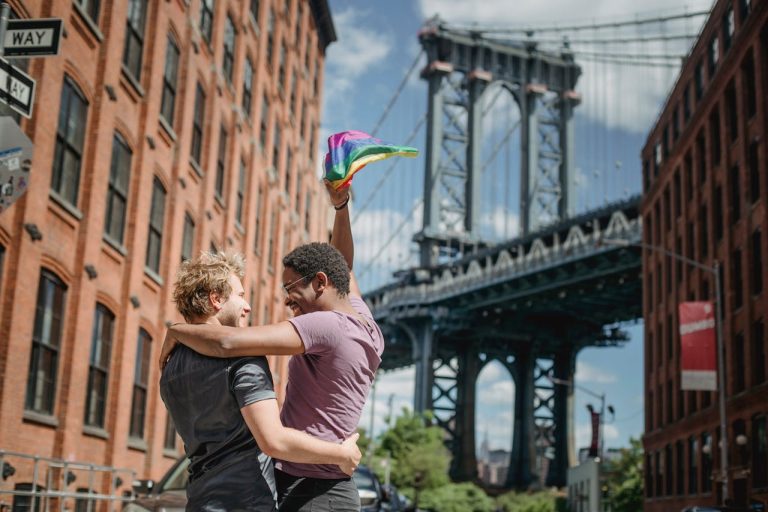 Historias de Amor LGBT+ que Rompen Barreras y Prejuicios